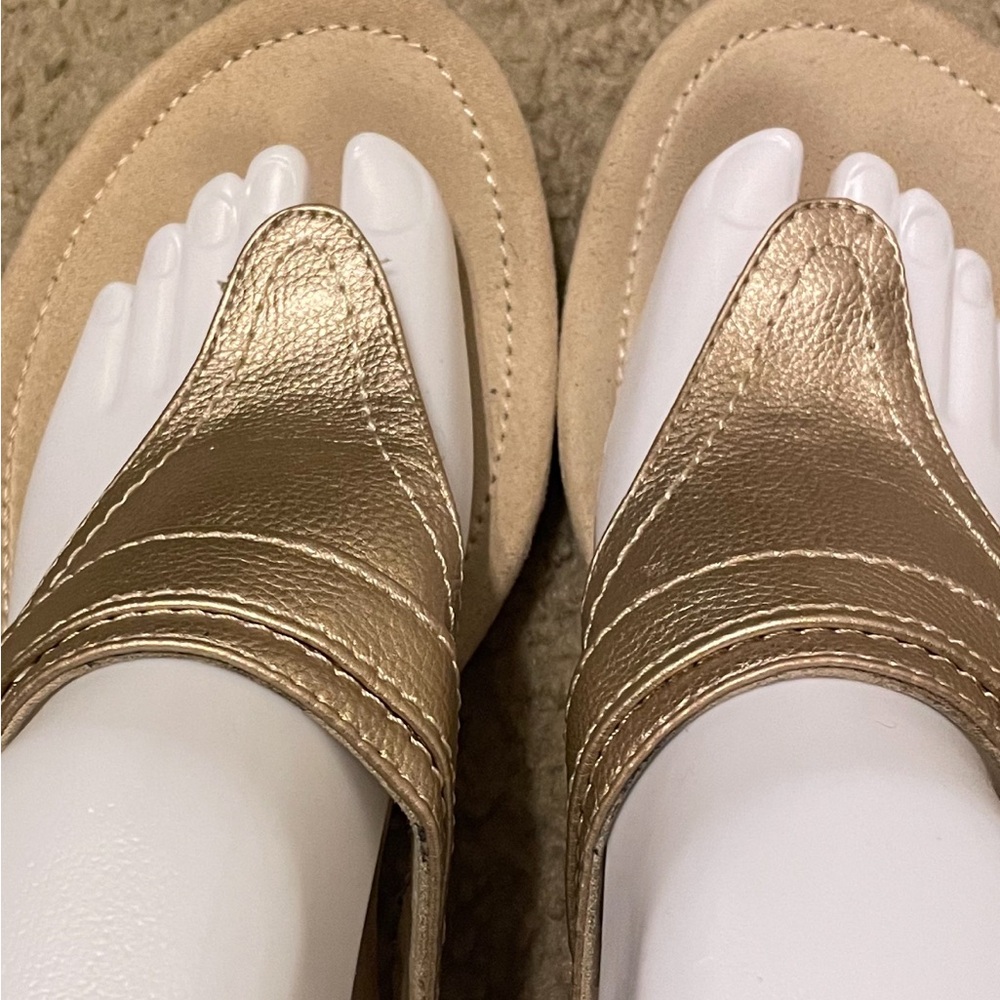 😍Beautiful Gold Sandals Size 9. Great Conditions‼️Happy Poshing ❤️❤️